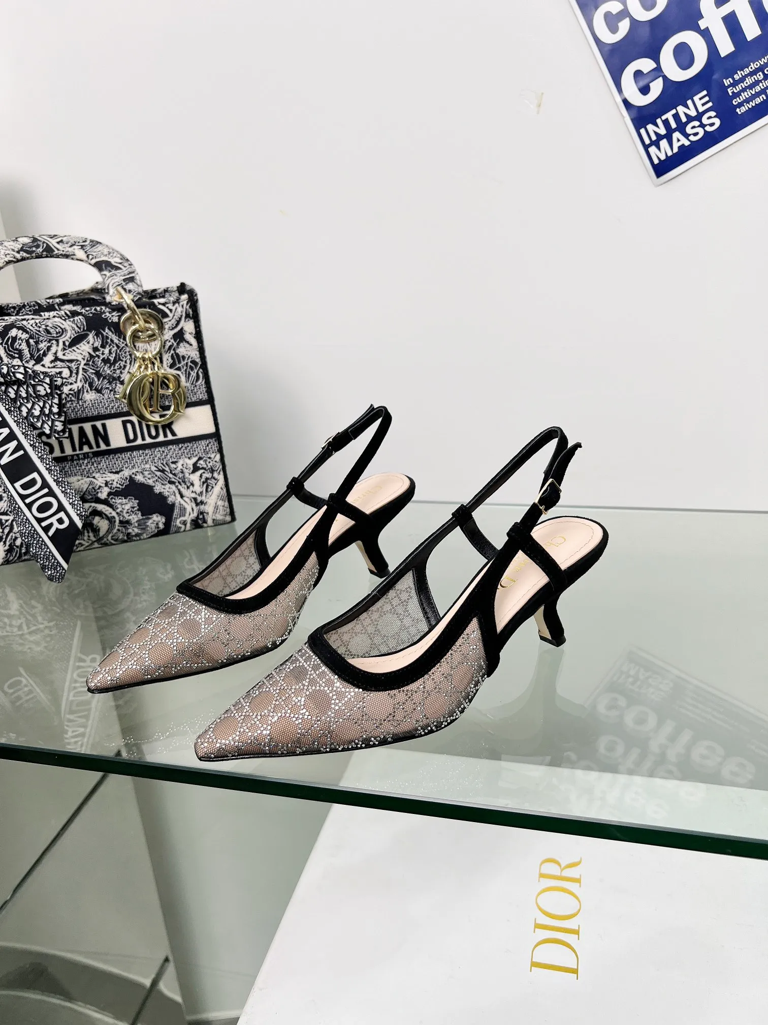 👟👟Ex-factory price 560👟👟Dior 2025 spring and summer catwalk new style bling...bling...crystal shoes Capture one-line high-heeled Mule women's shoes Star same rhinestone square toe cannage pattern cat heel slippers The top high-end version on the market Exclusive sale Material: original custom mesh inlaid with hot Australian rhinestones + water-dyed sheepskin feet + original molded hardware buckles + Italian leather outsole Heel height: 6.5CM/9.5CM size: 33-44 (33.34.40.41.42.43.44 is custom-made and cannot be returned or exchanged)